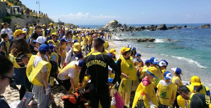 Spiagge pulite, la “carovana gialla” di Legambiente a Ricadi e Pizzo – Video