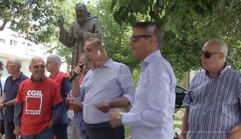 Sanità al collasso, presidio della Cgil all’ingresso dello Jazzolino – Video