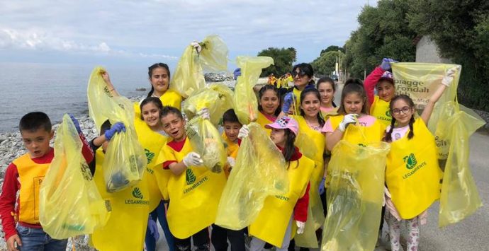 Spiagge pulite, volontari a lavoro anche sul litorale di Joppolo