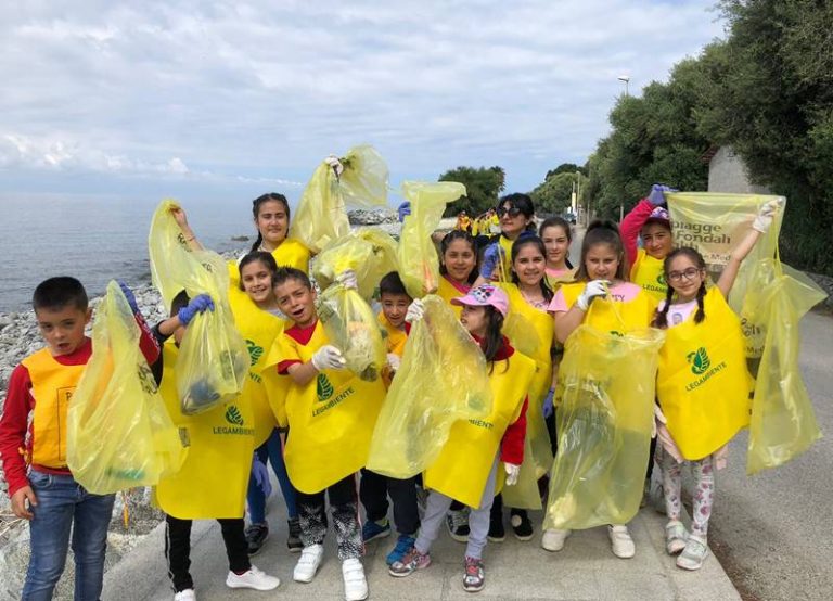 Spiagge pulite, volontari a lavoro anche sul litorale di Joppolo