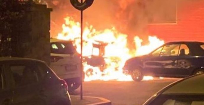 Tropea, auto avvolte dalle fiamme in pieno centro