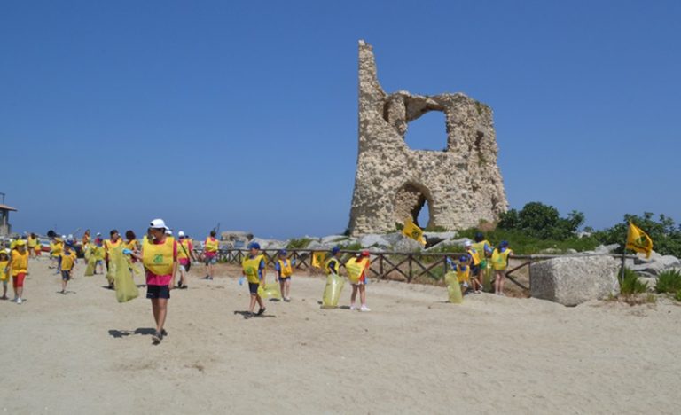 Legambiente e Oratorio di Briatico insieme per spiagge più pulite