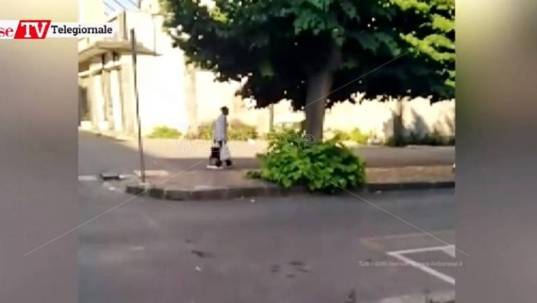 Ripreso ad abbandonare rifiuti in pieno centro a Vibo, il video finisce in rete