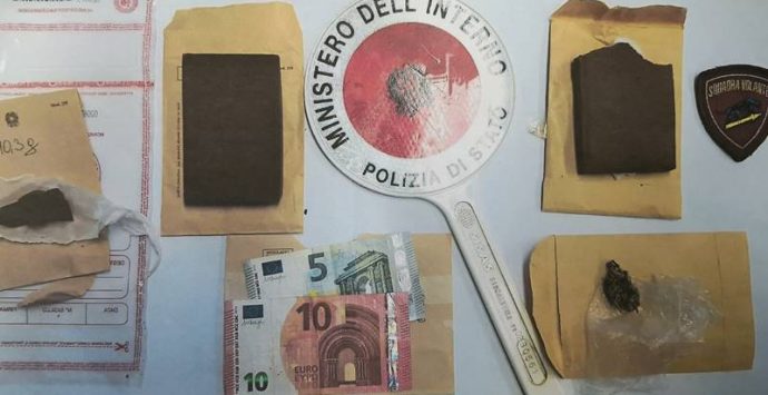 Vendeva hashish sul retro del Comune di Vibo, arrestato spacciatore
