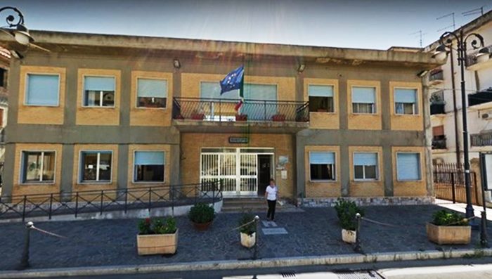 Briatico, scuola senz’acqua e riscaldamenti: genitori in Comune