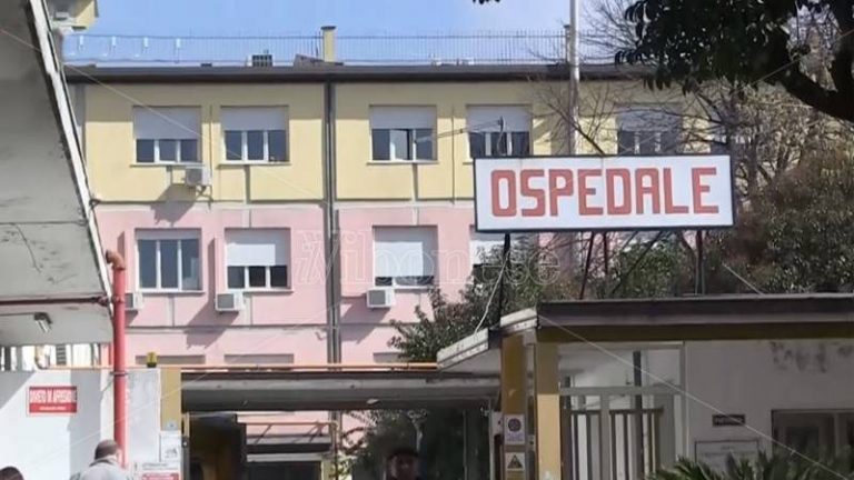 Vibo, la rimandano a casa ma il feto muore: il marito dà in escandescenze in ospedale