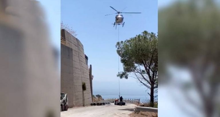 Strada del Mare chiusa, un elicottero per le reti paramassi – Video