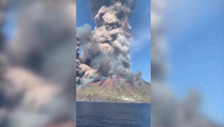 Eruzione dello Stromboli, l’isola in fiamme vista dal mare – Video