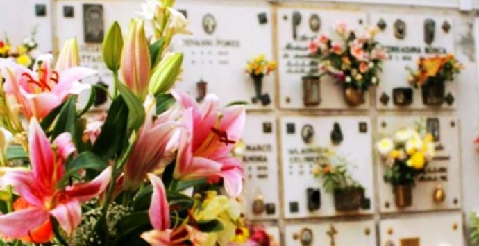 Cimiteri di Vena e Triparni chiusi la domenica, scatta la protesta