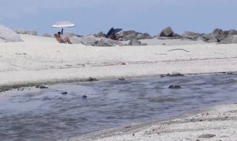 Mare sporco lungo la costa vibonese tra bagnanti delusi e mancati interventi – Video