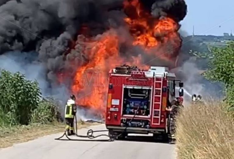 Tir avvolto dalle fiamme, paura lungo la provinciale per Spilinga – Video