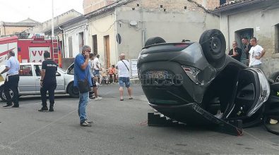 Tremendo impatto a Mileto, auto si ribalta in pieno centro