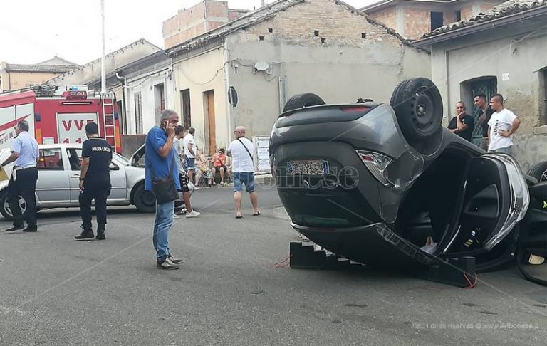 Tremendo impatto a Mileto, auto si ribalta in pieno centro