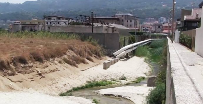 Vibo Marina, anche il fosso La Badessa minaccia il mare del Pennello – Video