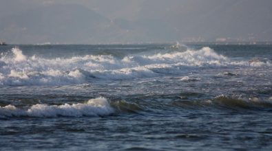 Rischia di annegare a Vibo Marina, bimbo di 7 anni salvato da poliziotto fuori servizio