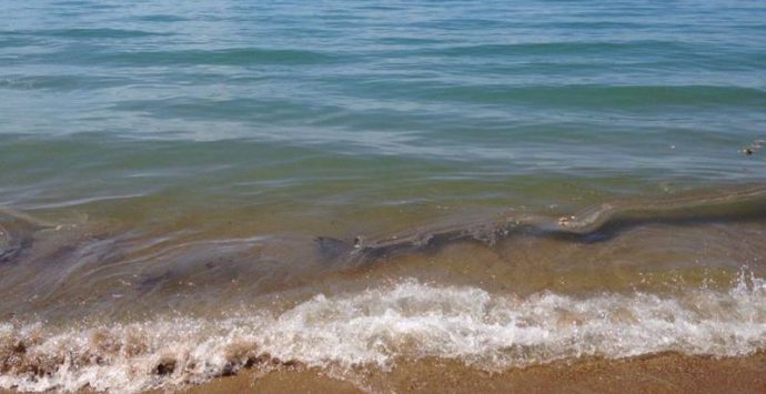 Divieto balneazione nel tratto di mare nei pressi della foce del torrente Murria