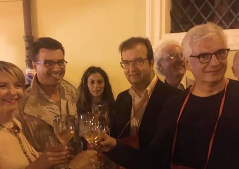 Tra un selfie e un calice di vino, la campagna elettorale di Occhiuto sbarca nel Vibonese