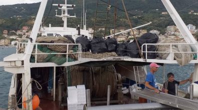 Plastica in mare, i pescatori di Vibo Marina la recuperano ma non possono sbarcarla – Video