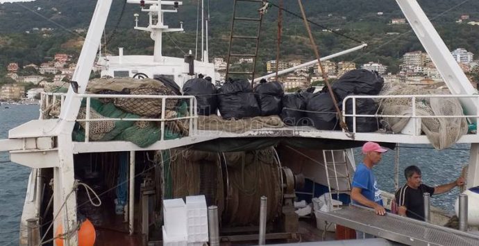 Plastica in mare, i pescatori di Vibo Marina la recuperano ma non possono sbarcarla – Video