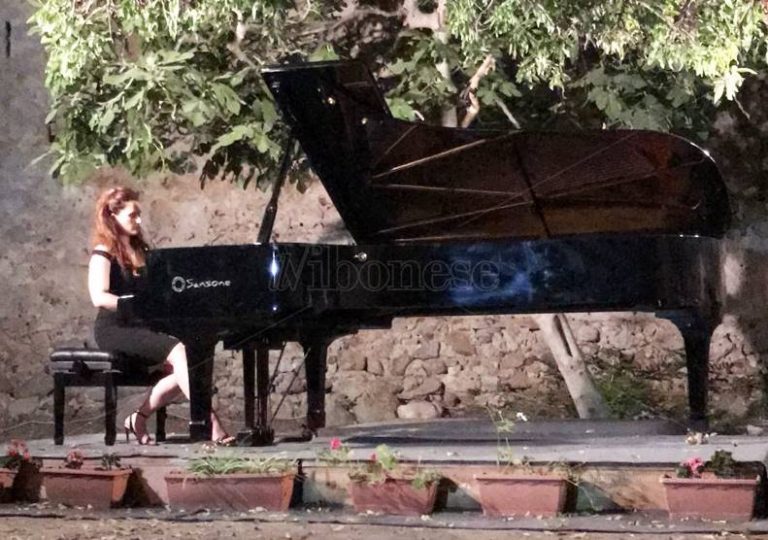 Le note di quindici pianoforti colorano una sera di mezza estate a Tropea