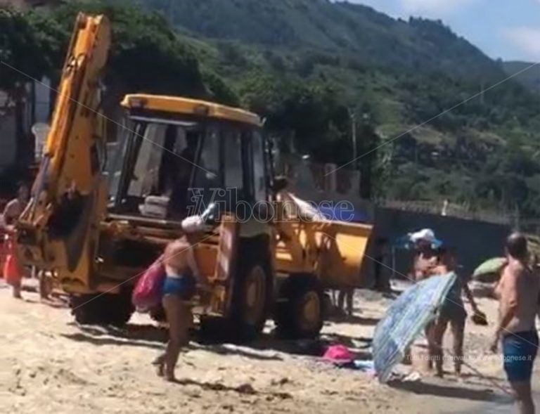 Scena surreale a Pizzo: ruspa attraversa la spiaggia in mezzo ai bagnanti – Video