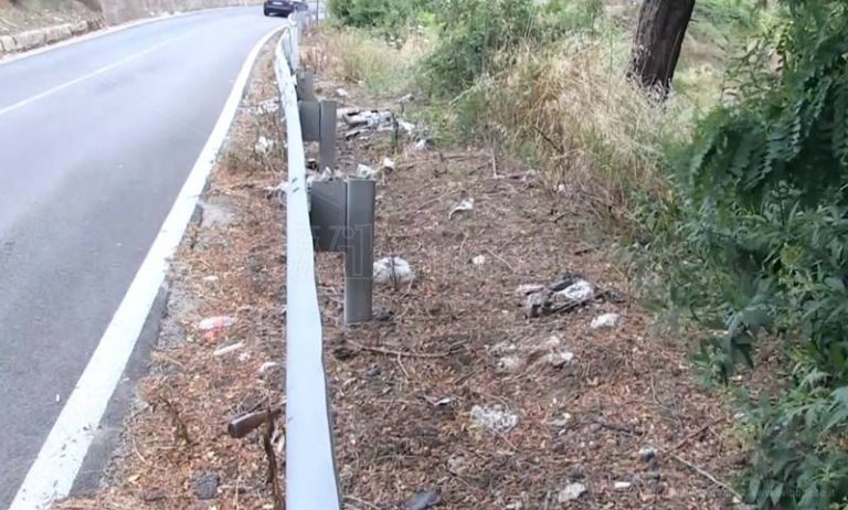 Rifiuti a bordo strada, spettacolo indecoroso lungo la Statale per San Gregorio – Video