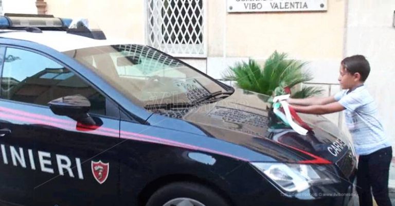 Carabiniere ucciso, rose e solidarietà all’Arma vibonese – Video