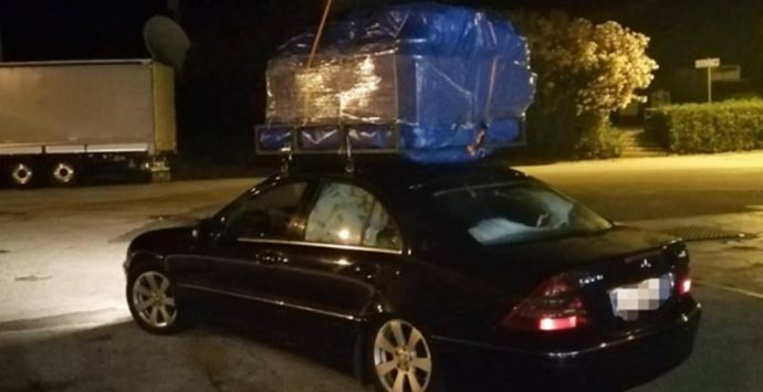 Carica un intero salotto sul portabagagli, la Polstrada gli ritira la patente