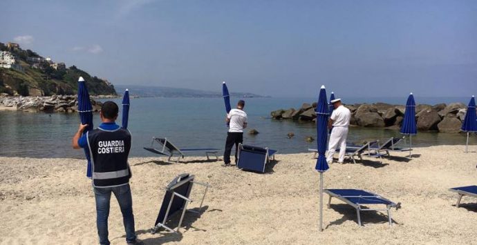 Pizzo, la Guardia costiera sequestra ombrelloni e lettini abusivi