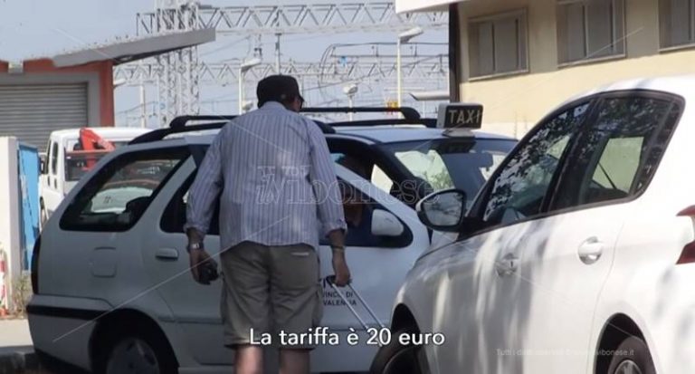 Vibo, l’odissea dei viaggiatori tra taxi a “tariffa fissa” e stazioni fantasma – Video