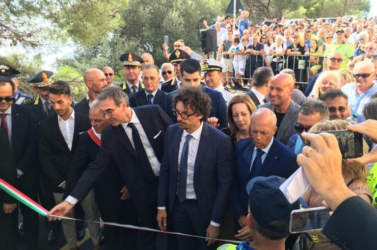 Il ministro Toninelli nel Vibonese alla riapertura della Strada del Mare – Video