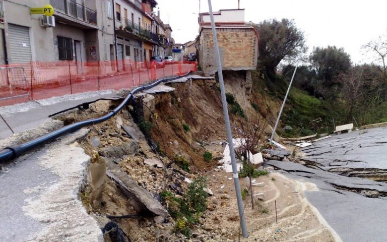 Triparni, cresce la preoccupazione per alcuni «scricchiolii» nell’area franata