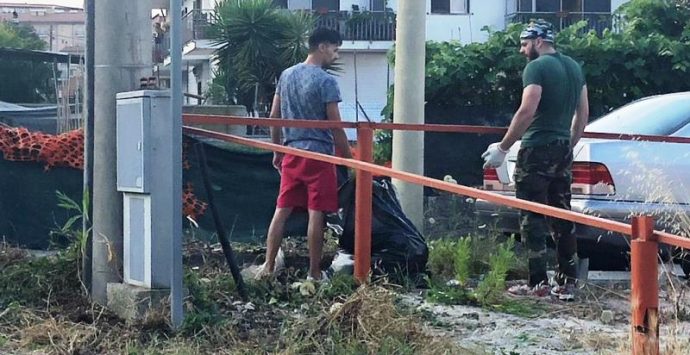 Vibo, i residenti di via Sciascia ripuliscono la strada da rovi ed erbacce