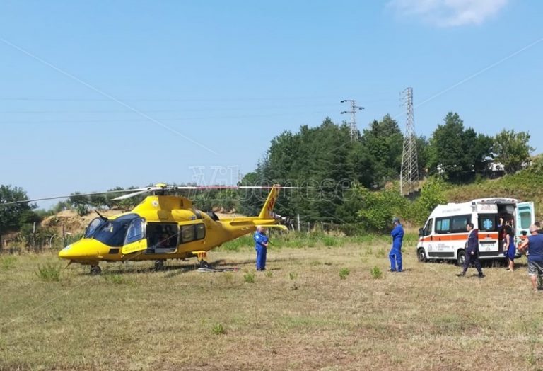 Cade da una scala in garage, grave 55enne di Acquaro