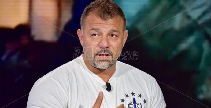 Rami Adham, il “Contrabbandiere di giocattoli” che regala sorrisi ai bimbi siriani – Video
