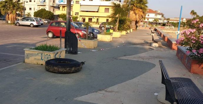 Bivona, tutto pronto per l’evento ma i rifiuti restano in piazza