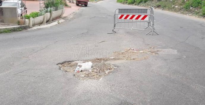 Le strade di Vibo e quella buca divenuta una “star”