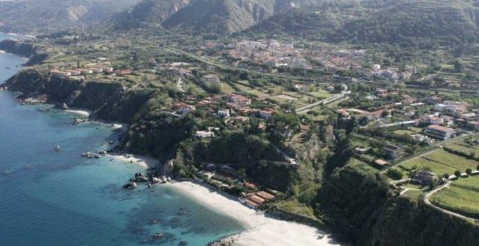 Parghelia, il sindaco Landro vieta le spiagge agli animali: l’ira dell’Enpa provinciale