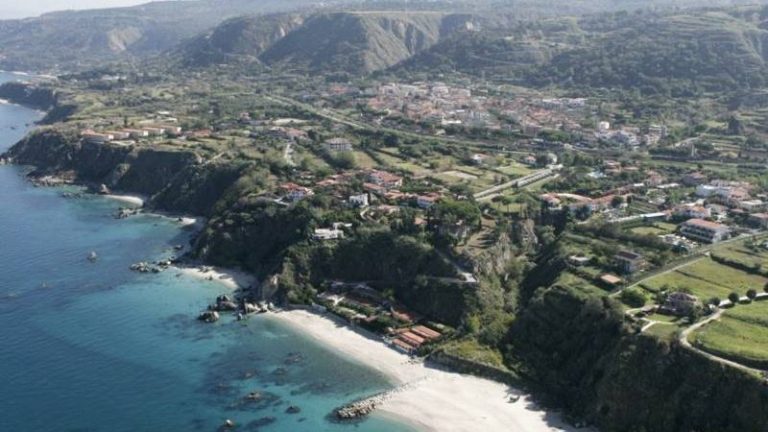 Parghelia, il sindaco Landro vieta le spiagge agli animali: l’ira dell’Enpa provinciale