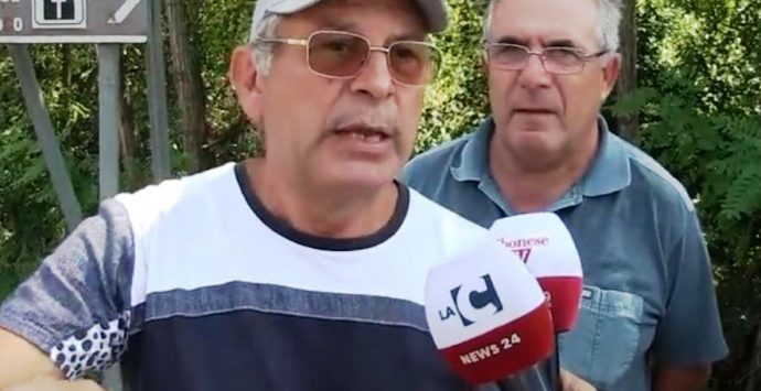 Viabilità colabrodo e cantieri a metà: si protesta anche a Dinami – Video