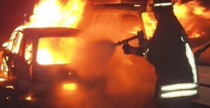 Corigliano-Rossano, incendio distrugge l’auto del presidente del Consiglio comunale