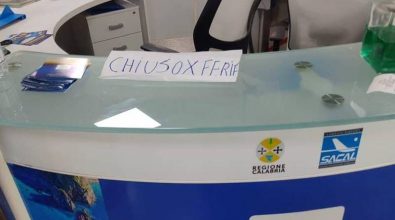 Infopoint chiuso per ferie in aeroporto, la foto fa il giro del web e imbarazza Sacal – Video