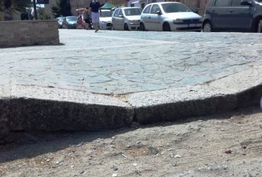 Uno dei marciapiedi della piazza di Mileto
