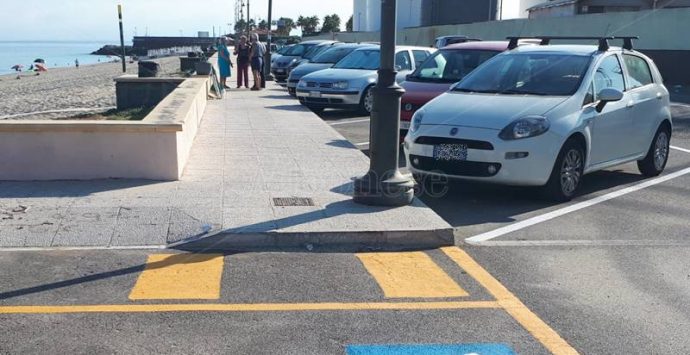 Parcheggi in via Vespucci, il sindaco Limardo: «Decisione necessaria per garantire sicurezza»