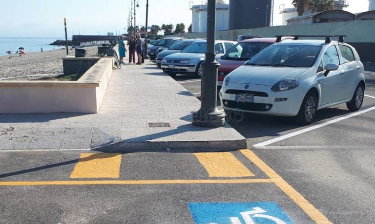 Parcheggi in via Vespucci, il sindaco Limardo: «Decisione necessaria per garantire sicurezza»