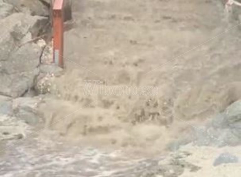 Parghelia, la burrasca trasforma la spiaggia del “Michelino” in un torrente – Video