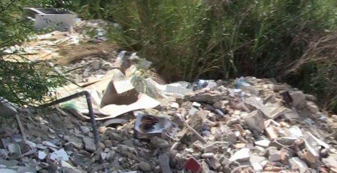 Il percorso della Littorina, lo spettacolo della natura violentato dalle discariche – Video