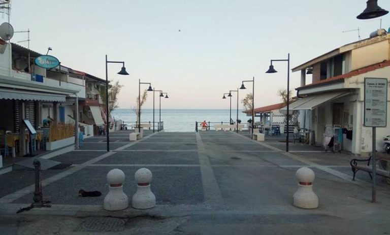 Ricadi, nuovo look per la piazzetta sul mare di Santa Maria