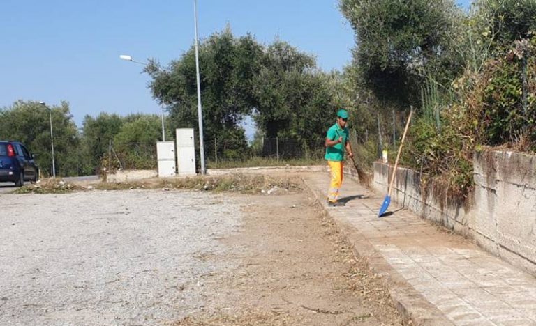 Operai e mezzi in contrada Vaccaro a Vena Superiore, restituito decoro al quartiere