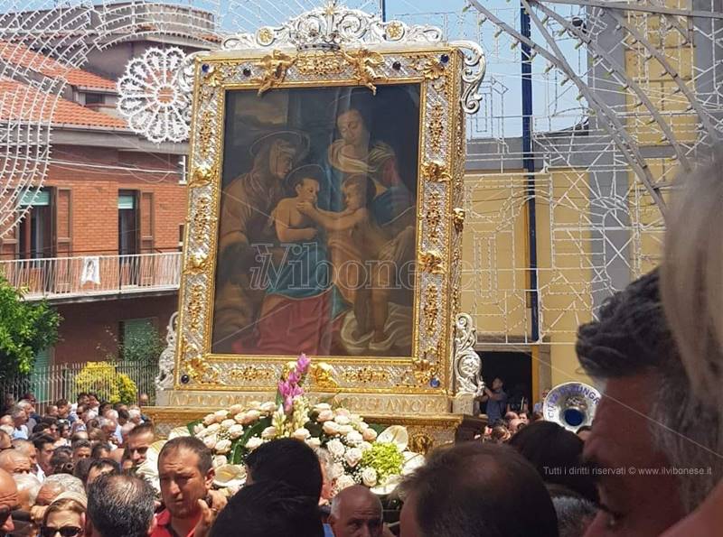 La copia del quadro della Madonna della Neve in processione